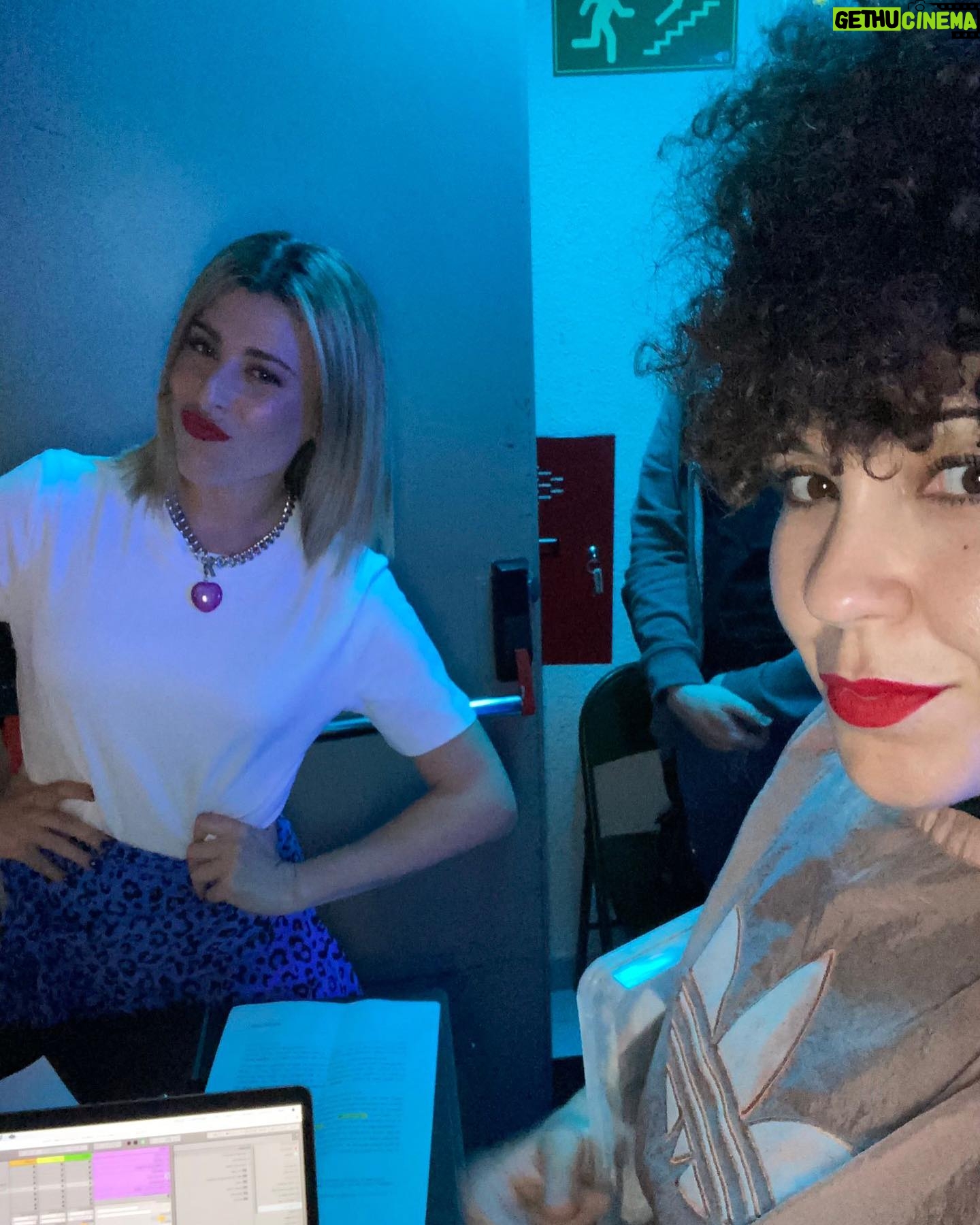 Valeria Ros Instagram - Momentos de los últimos días 😎😎😎 #1 Posando antes de que empiece @zapeando con @danimateoagain y compañía hablando de cualquier cosa. #2 Con la @carpantis antes de salir a hacer sección en @laresistencia. #3 Cenando con mi hija que tenía mamitis.💕 #4 Foto a persona random en Carnavales de Algorta porque no sabía si era peluca o su pelo. #5 Lasaña brutal de @micuegastrohome en la fiesta de @pantomimafull. #6 Camerino después de programa con pepinillos de fondo. #7 Celebrando los 37 de la mejor amiga del mundo @maria.gomezg.♥️ Ahora tendré que editar porque lo he hecho de memoria.
