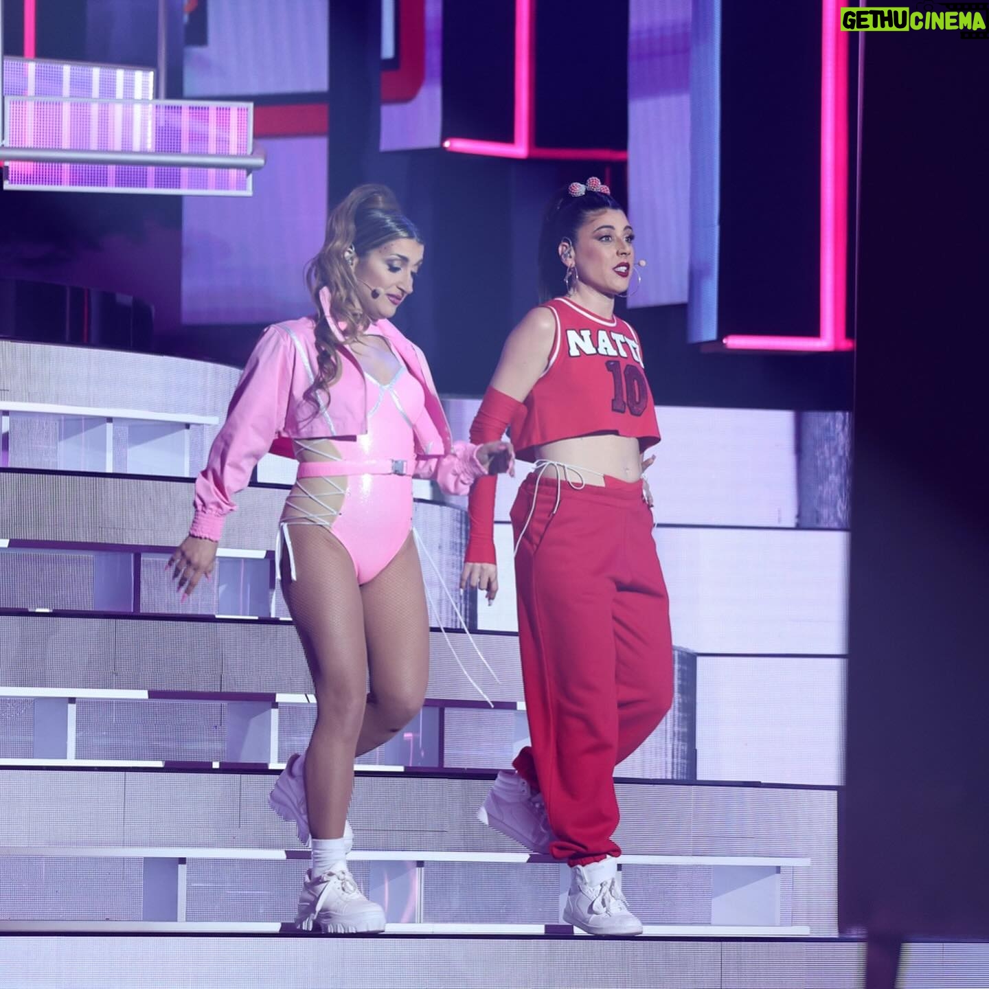 Valeria Ros Instagram - LAS CHONACAS DE LA COMEDIA PELANDO πππ en @tucaramesuena. @susicaramelo tiene que volver a TCMS si o si π«Άπ«Άπ«Άπ₯³π₯³π₯³ Gracias a @gestmusic por dejarme traer a mi amiga mΓ‘s choni y enhorabuena a mi colega Harry aka @raoulvazquez y a todos mis compis. Os quieroooo!!! πΈ @joseirun_fotografia LOOK DE GALA π Body @bcbgmaxazria Falda @cosstores Zapatos @stevemaddenesp