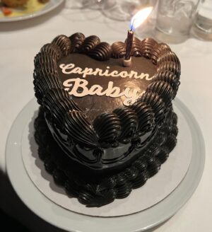 Valerie Bragg Instagram - Capricorn baby 🖤 
Thank you @cakedbyari @arianahceline for making my delicious cake😍