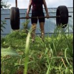Valeriya Bukina Instagram - Решила стряхнуть паутину со старого турника в деревне и сделать штангу из старых покрышек. Как вам мой деревенский спортзал? #тренировкионлайн #движениежизнь #фитнесдома #фитнестренеронлайн