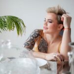 Valeriya Bukina Instagram - Что для меня значит «любить себя»? Это не значит быть ленивой, толстой, некрасивой (утрировано) и говорить: ну и что, все равно люблю себя! Это не смотреть на себя в зеркало, поглаживая свои жиры и приговаривать: жирочек мой родненький, как я люблю тебя! Для меня любовь к себе о другом. Это сегодня сказать себе: вот я молодец, что из девчонки из вечерней школы стала чемпионкой мира! Какая я молодец, что не побоялась завести двух собак, начать водить машину в 30 лет и строить дом, несмотря на все сложности! А через 10 лет сказать: ну какая же я молодец, что начав практику только в 30 лет, стала крутым ветеринарным врачом! А глядя на себя в зеркало, сказать: вот же я классная! Какое сильное красивое тело! Какая же я молодец, что начала правильно питаться и не перестала заниматься физкультурой! А через 50 лет сказать: какую же я прожила интересную и счастливую жизнь, как много успела сделать! Быть лучшей версией себя для себя. Понимаете, о чем это? О том, что любовь - это действия! Это работа. Это забота. О своём теле, своем здоровье, своём деле, своих эмоциях, своей жизни. И эту работу надо делать! А для вас что такое - любить себя?