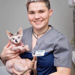 Valeriya Bukina Instagram - Вчера, возвращаясь со смены в клинике, я отчётливо осознала, насколько я счастливый человек. Мне 32 года. Большую часть своей жизни я посвятила спорту. А потому вдруг поняла, что мне чего-то не хватает. Я долго не могла понять, чего именно. Я чувствовала себя ребёнком, которому надо написать сочинение на тему «Кем я хочу стать, когда вырасту», а он не знает, кем он хочет стать! Вот и я не знала, кем хочу стать, когда вырасту. А я ведь уже давно выросла! Меня это очень пугало. Я мало из этого периода жизни показывала на публику, но близкие люди знали, насколько мне было сложно. Я много чего перепробовала за последние годы. Устанешь перечислять... Но в один момент я решилась-таки попробовать себя в ветеринарии. Спасибо всем, кто поддержал меня в тот непростой период! Прошло меньше года с начала моей работы в клинике. Мне было, да и сейчас, очень тяжело. Столько всего нужно ещё узнать, мои мозги каждую смену работают на 200%. Но я счастлива! Я с радостью иду на каждую смену. Хотя вставать мне приходится в 5:30, а это уже само по себе должно быть нерадостно) Но вчера я отчётливо прочувствовала это - я счастливый человек! Это такое приятное чувство. Оно заполняет все тело таким искрящимся тёплом и его так много, что хочется поделиться им. Для чего я это пишу? Я хочу поддержать тех, кто также, как и я, не знает, кем хочет стать, когда вырастет и сказать вам: не бойтесь! Не бойтесь, что поздно, что невовремя, что не справитесь, что есть кто-то лучше вас, умнее, красивее, опытнее. Ничего не бойтесь! А можно даже так: бойтесь! Но не мешайте своему страху исполниться вашим мечтам! Ведь если не шагнуть в свою мечту, то можно никогда и не узнать, какого это - быть счастливым человеком! Уж если «тупой качок» может вставить иголочку в маленькие пушистые венки котят, то и вы сможете все, что только намечтаете себе! Согласны? #поверьвмечту #мамаяветеринар #бойсяиделай