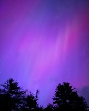 Valorie Curry Instagram - Last year I went all the way to Iceland (again) to see the Aurora. 
Last night I saw them from my own backyard.