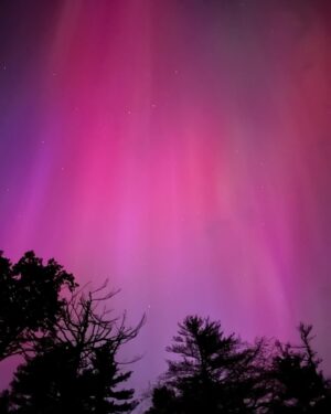 Valorie Curry Instagram - Last year I went all the way to Iceland (again) to see the Aurora. 
Last night I saw them from my own backyard.