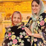 Vandana Lalwani Instagram – Blessed to spend a beautiful day at the Golden Temple Amritsar @harimandirsahib with mom @tara_lalwani 
.
.
.
Twinning with mom in @dupattabazaar 
#goldentemple #amritsar #harimandirsahib #twinning #velvetshawls #winter #gurudwara #punjab #vandanalalwani