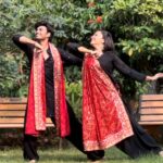 Vandana Lalwani Instagram - Dhindhora baaje reeeee 💃🕺 . . . Twinning in dupattas from @dupattabazaar #dancereels #reelsindia #rockyaurranikipremkahani #dhindhorabajere #red #reddupatta #dulhandupatta #yuvraajparashar #vandanalalwani #bollywooddance