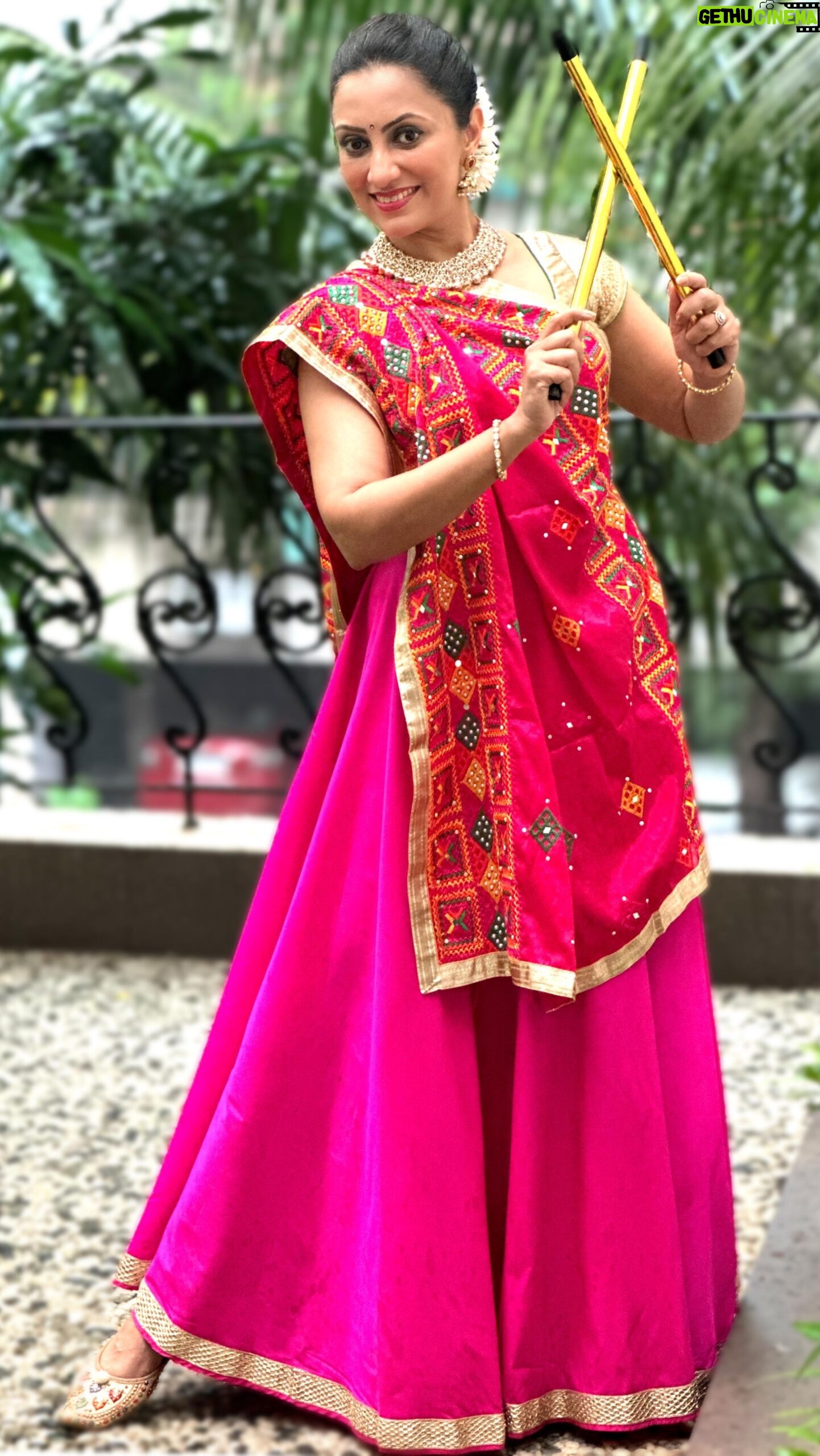 Vandana Lalwani Instagram - Already in the mood to dance to the rhythm of Navratri.. š Beautiful Navratri Dupatta collection from @dupattabazaar ā¤ļø #reelsindia #dancereels #navratri #garba #dandiya #dupatta #indianfestival #gujratifolk #cokestudio #khalasi #vandanalalwani