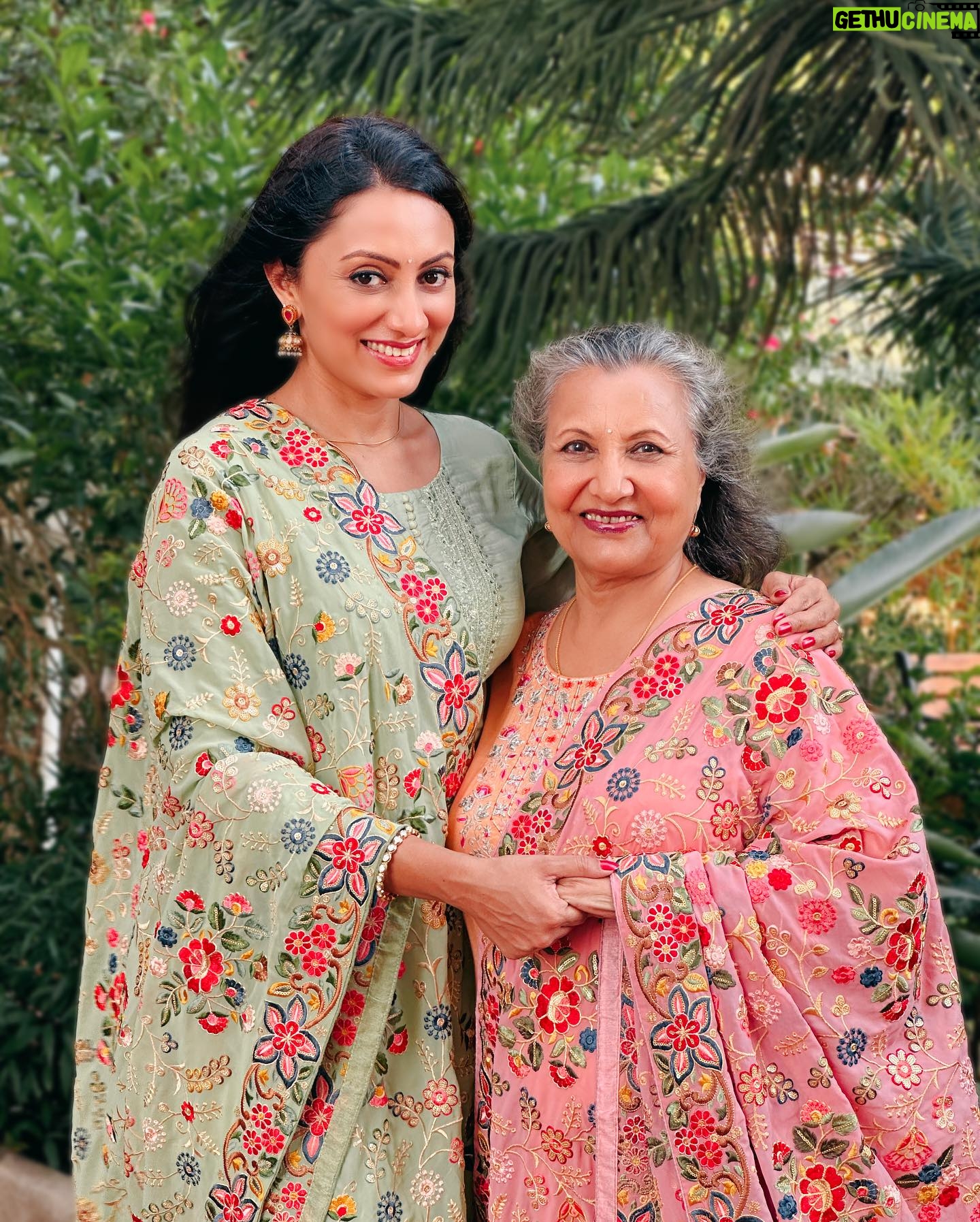 Vandana Lalwani Instagram - Happy Birthday to my beautiful Mommy ❤️❤️❤️ May you be blessed with a happy & healthy life forever ✨ . . . Twinning in Dupattas from @dupattabazaar #motherdaughter #happybirthday #mommyandme #twinning #bestbond #truelove #vandanalalwani