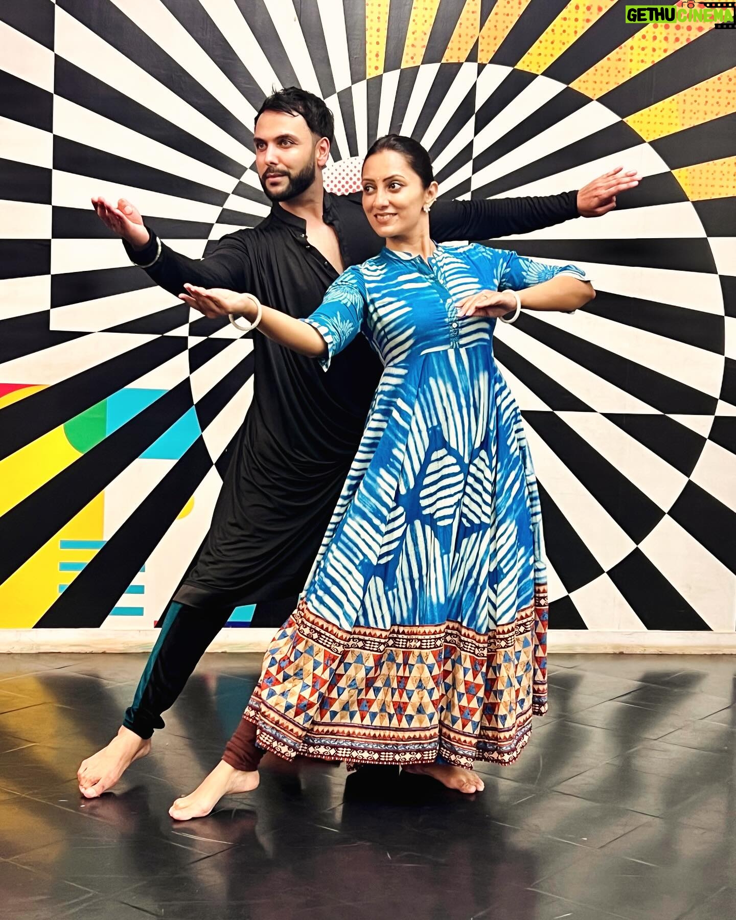 Vandana Lalwani Instagram - Happy Birthday @karan_pangali 🎂🫶 Learning your style of dance has been a gift for me.. May you always spread the joy of dance with your hardwork and dedication 🫶 To many more workshops in the future… best wishes 🙏💃🕺 Thank you @jaswirkaur for this opportunity ❤️ #danceworkshops #kathak #contemporary #dancestyle #karanpangali #vandanalalwani #sakalban #reelsindia #uk