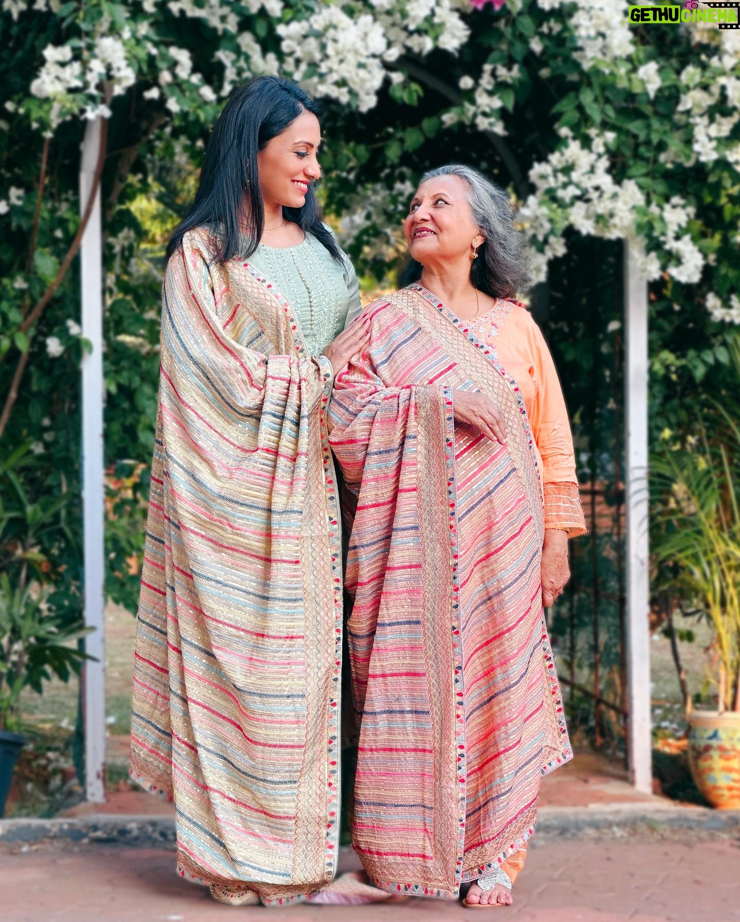 Vandana Lalwani Instagram - Happy Birthday to my beautiful Mommy ❤️❤️❤️ May you be blessed with a happy & healthy life forever ✨ . . . Twinning in Dupattas from @dupattabazaar #motherdaughter #happybirthday #mommyandme #twinning #bestbond #truelove #vandanalalwani