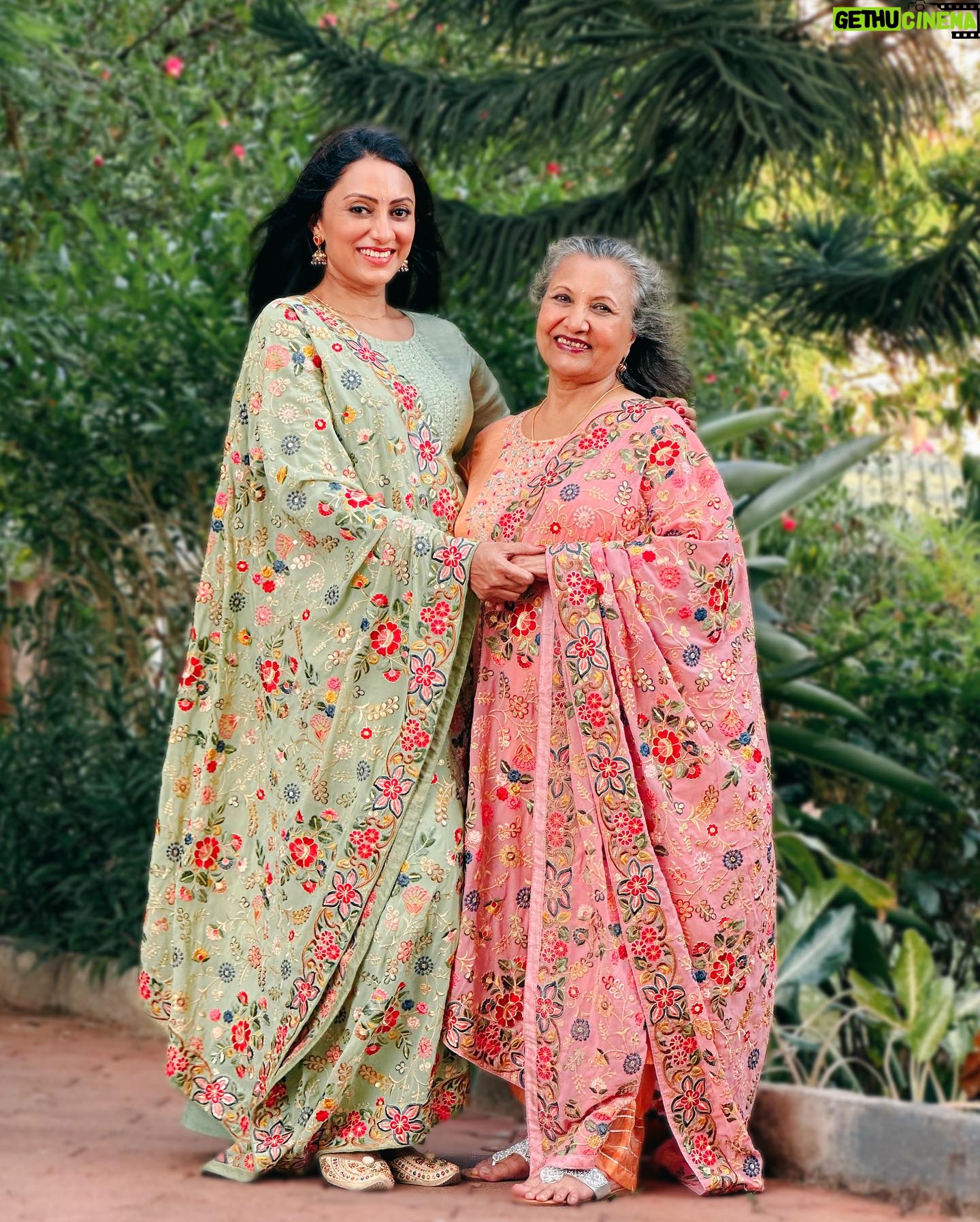 Vandana Lalwani Instagram - Happy Birthday to my beautiful Mommy ❤️❤️❤️ May you be blessed with a happy & healthy life forever ✨ . . . Twinning in Dupattas from @dupattabazaar #motherdaughter #happybirthday #mommyandme #twinning #bestbond #truelove #vandanalalwani