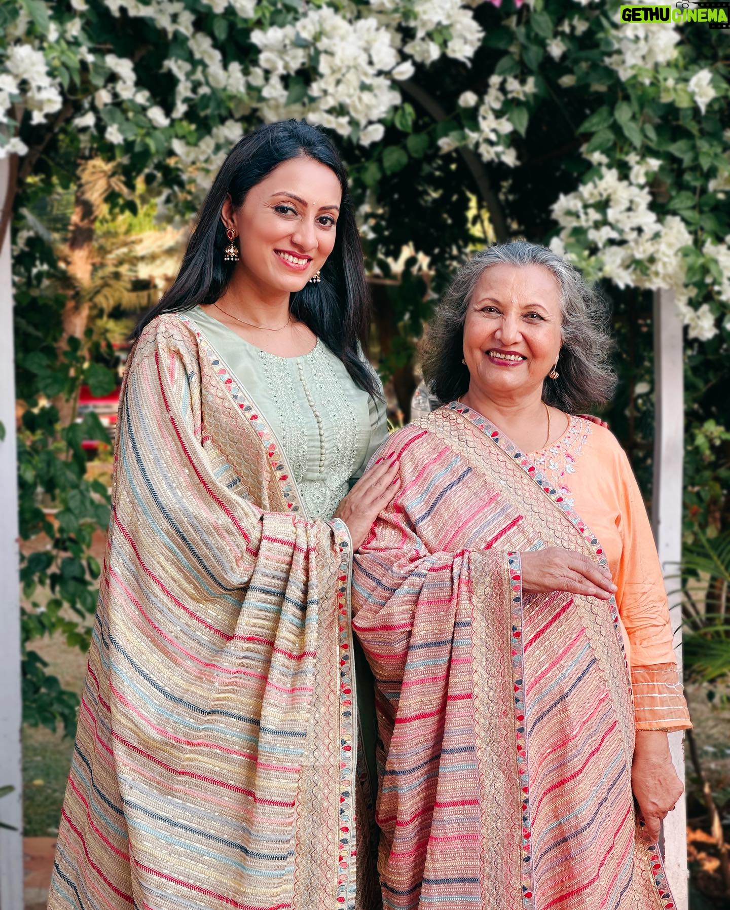 Vandana Lalwani Instagram - Happy Birthday to my beautiful Mommy ❤️❤️❤️ May you be blessed with a happy & healthy life forever ✨ . . . Twinning in Dupattas from @dupattabazaar #motherdaughter #happybirthday #mommyandme #twinning #bestbond #truelove #vandanalalwani