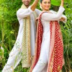 Vandana Lalwani Instagram - Ta Dhoom 💃🕺 📹 @suhel.ali.khan #reelsindia #dancereels #kathak #kajrare #twinning #dupatta #bollywood #yuvraajparashar #vandanalalwani #dupattabazaar