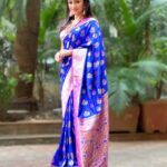 Vandana Lalwani Instagram - दीपावली के इस पावन पर्व पर आपके जीवन में प्रकाश और खुशियों की बरसात हो। शुभ दीपावली 🪔 . . . Beautiful Silk Saree @julahaasarees 🫶 #diwali #shubhdeepawali #indianfestival #silksaree #silk #indiansaree #festivesarees #vandanalalwani Jewellery @aquamarine_jewellery