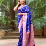 Vandana Lalwani Instagram - दीपावली के इस पावन पर्व पर आपके जीवन में प्रकाश और खुशियों की बरसात हो। शुभ दीपावली 🪔 . . . Beautiful Silk Saree @julahaasarees 🫶 #diwali #shubhdeepawali #indianfestival #silksaree #silk #indiansaree #festivesarees #vandanalalwani Jewellery @aquamarine_jewellery