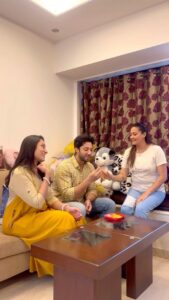 Vandana Lalwani Instagram - Sometimes your smartness can lead to someone’s hunger 💔 🤪🤣🤣🤣 • • #guest #indianreels #hindicomedy #family #salmanshaikh #jaswirkaur #vandanalalwani #friends