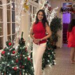 Vandana Lalwani Instagram - May this Holiday Season sparkle and shine and may all your wishes and dreams come true, Merry Christmas 🎅🎄 Amazing cake mixing celebration at @roofberriesbandra with my friends @pooja_hingorrani & @pooja_tecks ❤️ PR @maverick.communication01