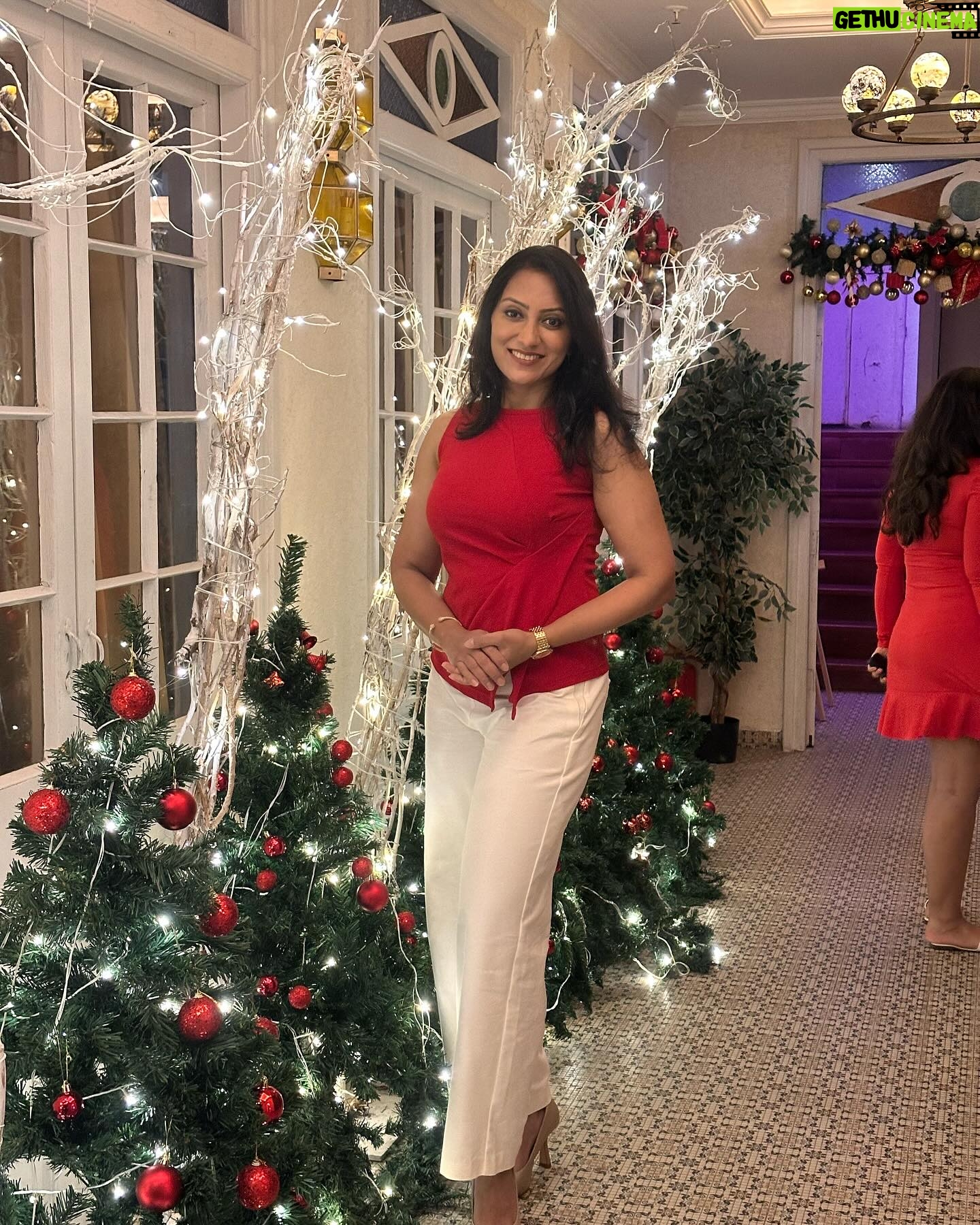Vandana Lalwani Instagram - May this Holiday Season sparkle and shine and may all your wishes and dreams come true, Merry Christmas 🎅🎄 Amazing cake mixing celebration at @roofberriesbandra with my friends @pooja_hingorrani & @pooja_tecks ❤️ PR @maverick.communication01