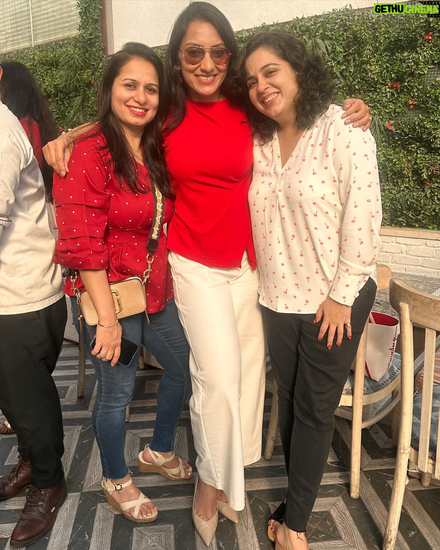 Vandana Lalwani Instagram - May this Holiday Season sparkle and shine and may all your wishes and dreams come true, Merry Christmas 🎅🎄 Amazing cake mixing celebration at @roofberriesbandra with my friends @pooja_hingorrani & @pooja_tecks ❤️ PR @maverick.communication01