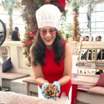 Vandana Lalwani Instagram - May this Holiday Season sparkle and shine and may all your wishes and dreams come true, Merry Christmas 🎅🎄 Amazing cake mixing celebration at @roofberriesbandra with my friends @pooja_hingorrani & @pooja_tecks ❤️ PR @maverick.communication01