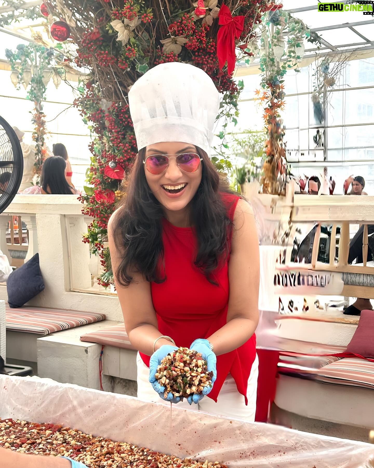 Vandana Lalwani Instagram - May this Holiday Season sparkle and shine and may all your wishes and dreams come true, Merry Christmas 🎅🎄 Amazing cake mixing celebration at @roofberriesbandra with my friends @pooja_hingorrani & @pooja_tecks ❤️ PR @maverick.communication01