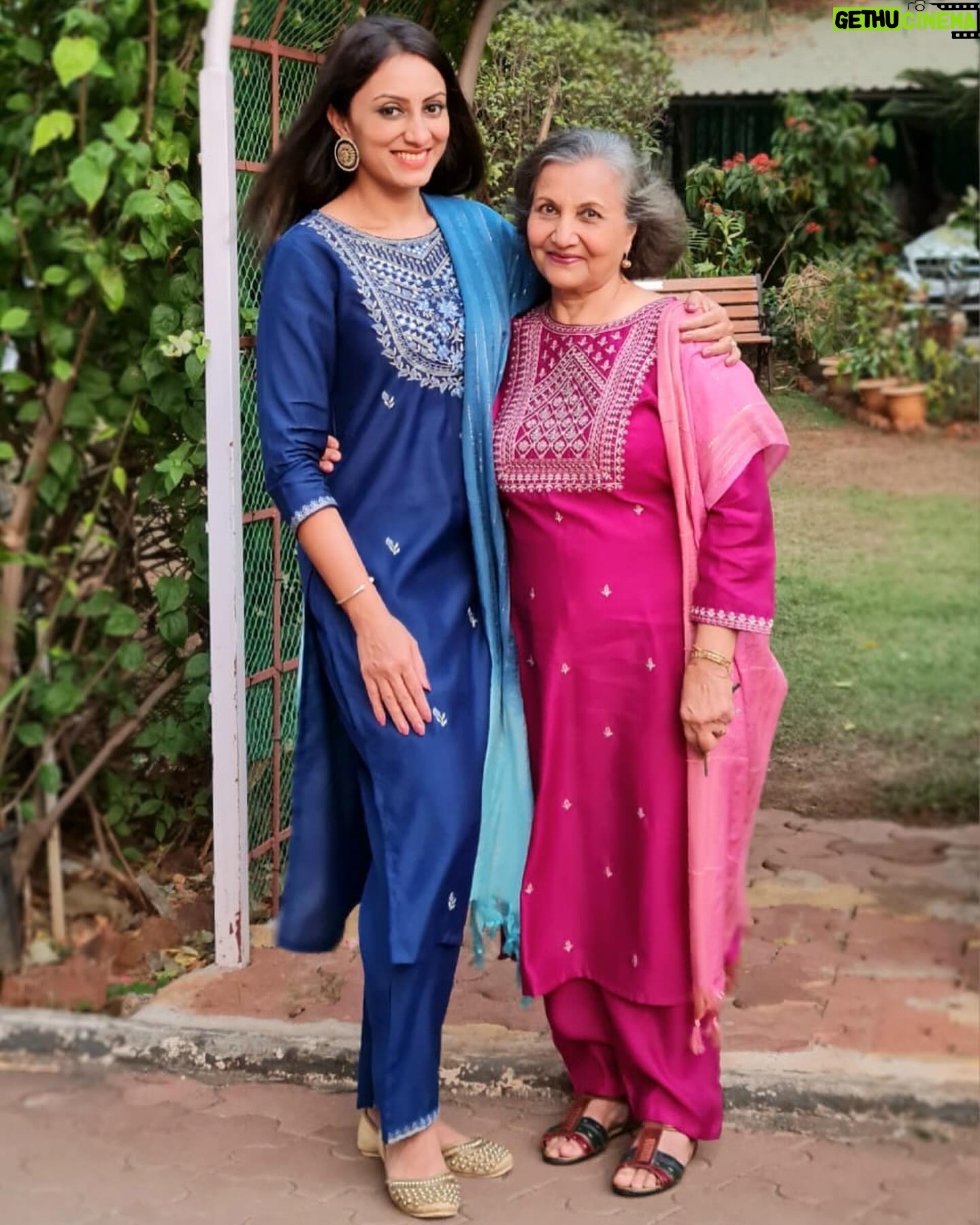 Vandana Lalwani Instagram - Happy Mother’s Day to my Star (Tara), my one & only strongest pillar of support. May you be blessed with a healthy and prosperous life filled with love and happiness ♥️♥️ #mothersday #motherdaughter #blessed #truelove #twinning #kurtasets #pinkandblue #vandanalalwani