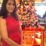 Vandana Lalwani Instagram - May this Holiday Season sparkle and shine and may all your wishes and dreams come true, Merry Christmas 🎅🎄 Amazing cake mixing celebration at @roofberriesbandra with my friends @pooja_hingorrani & @pooja_tecks ❤️ PR @maverick.communication01