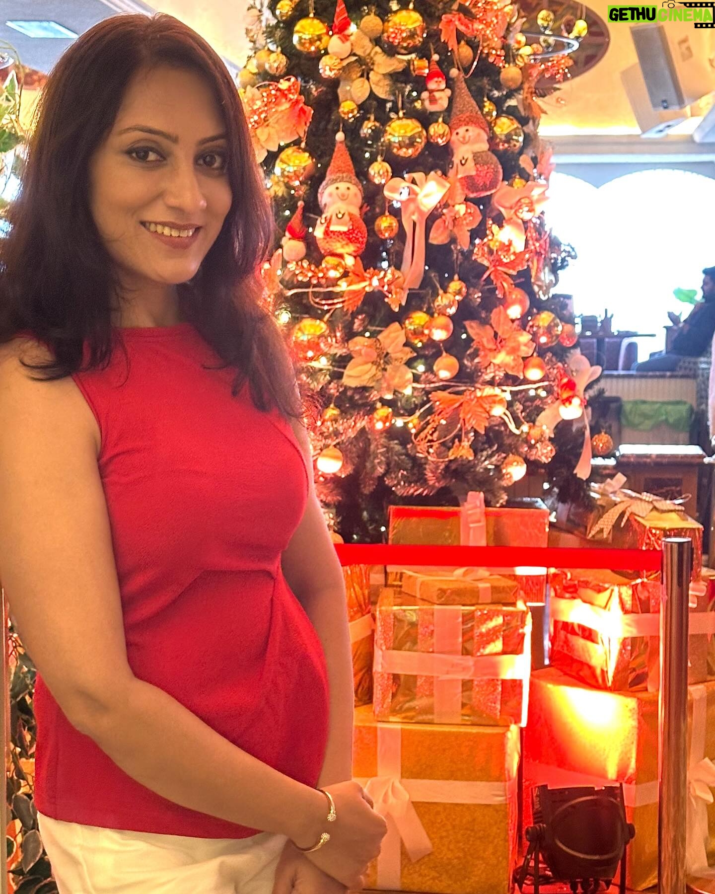 Vandana Lalwani Instagram - May this Holiday Season sparkle and shine and may all your wishes and dreams come true, Merry Christmas 🎅🎄 Amazing cake mixing celebration at @roofberriesbandra with my friends @pooja_hingorrani & @pooja_tecks ❤️ PR @maverick.communication01