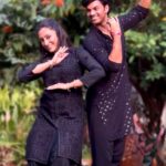Vandana Lalwani Instagram - Life is better when you’re dancing 💃🕺 DC @the_dancinglight #reelsindia #reelsinstagram #dancereels #chupgayabadlimain #kathak #bollywood #yuvraajparashar #vandanalalwani #blackkurta #duetdance