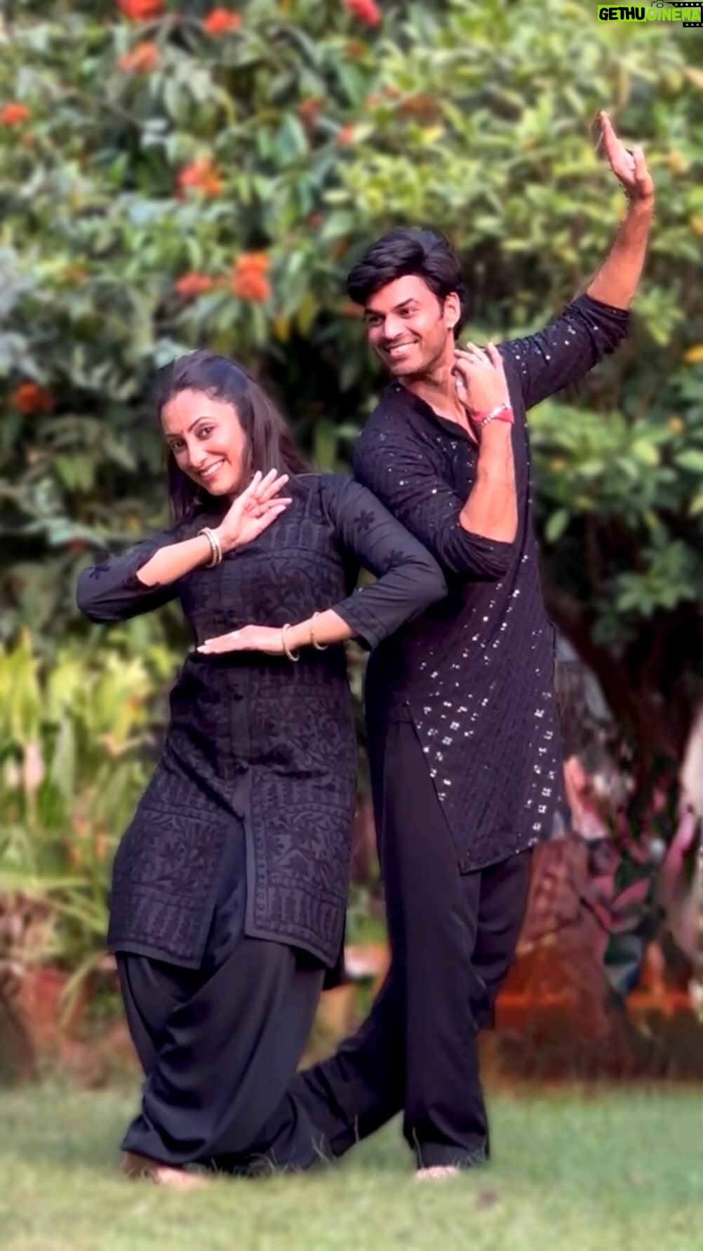 Vandana Lalwani Instagram - Life is better when you’re dancing 💃🕺 DC @the_dancinglight #reelsindia #reelsinstagram #dancereels #chupgayabadlimain #kathak #bollywood #yuvraajparashar #vandanalalwani #blackkurta #duetdance