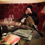 Vanesa González Instagram - mi amiga que detesta los sillones y los perros @moyanolaura