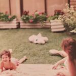 Vanesa González Instagram - la persona más adorable que conozco y tengo la suerte de que sea mi madre. su cara hace muchas cosas cuando habla, maneja espectacular, ama a los gatos, no me deja olvidar de que existo con sus 69mil mensajes diarios que escucho sin ponerles play, en las fotos siempre sale con cara de culo, cree, puede hacer mil cosas a la vez y las hace todas bien, sabe lo que quiere desde siempre, cuando alguien le cae mal dice mucho: 'ah claro' 'ah si' o 'miravos', soporta mis desapariciones con elegancia y mucho amor, siempre huele rico, nunca nada es grave, me habla hasta cuando duermo, terca x mil, ni idea como pero sabe absolutamente todo y mas, baila increíble, no le molesta que nunca conteste sus preguntas, siempre me avisa si va a caer granizo (nunca cae cuando me avisa), es 100% práctica, el chisme la pone villana y coqueta, le importa cambiar sea cuando sea, el enojo le dura 1 segundo, pasa mucho tiempo pensando en como ayudar a lxs otrxs, si algo no le gusta arranca a hablar de zapatos, no conoce lo quieto, llenadora de pausas, hace que cada espacio sea un lugar donde querer quedarse, perdona a lo loco, sobrevive a todo, le encanta que llueva para quedarse en su casa y cree que todo el mundo debería hacerlo, limpia todo todo el tiempo, se conmueve con todo, se adapta a todo y no a todos, no puede evitar decir todo lo que se le pasa por la cabeza, etc por mil.. felíz cumple ma! sos espectacular ❤️