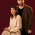 Vanesa González Instagram - el viernes 29 estrenamos❤️❤️❤️ entradas a la venta @plateanet COMIENZO de David Eldridge dirección @danielveronese.teatro mi compañero @gastoncocchiarale asistencia @adrianaroffi vestuario @danidearti escenografía @rodrigogonzalezgarillo luces @cuervo8171 autor @davideldridge ph @nacholunadei producción @sebastian.blutrach Un primer encuentro. El amor en tiempos de aplicaciones y el miedo a mostrarnos tal cuál somos. Los deseos que tenemos que no sabemos si de verdad son nuestros o son los que deberíamos tener. Un encuentro genuino entre seres con falta y ganas de construir algo con alguien. @teatroelpicadero 🌹