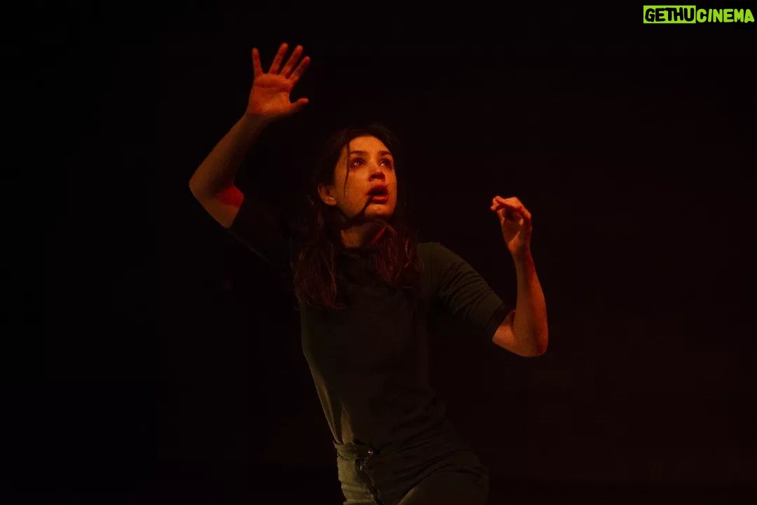 Vanesa González Instagram - enero de Sara Gallardo dirección @analia_fedra hoy 20hs @teatroelextranjero hacemos 4 domingos más, felices! gracias ♥️ entradas @alternativaescena o boletería del teatro ph @sebasmiquel