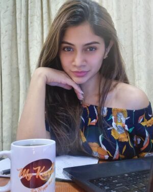 Vanessa Cruez Instagram - SWIPE ➡️ To see Me Calmly Posing VS Me When I Start Working😂..
And of course Coffee is always an important element when i have serious works to settle.. 
@mykaapie @enricosmalaysia

#vanessacruez #vanessa
#newthings #upcomingproject #coffeelover #coffeetime #hotbeverage #coffee #coffeeforlife #instapic #picoftheday #workhard #ThinamumEnricos #Enricos #MyKaapie #ForHappieDays