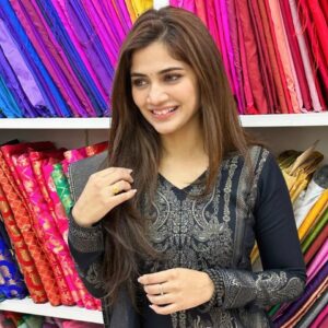 Vanessa Cruez Instagram - Black never goes wrong on any day including your Birthday..

#vanessacruez #vanessa #birthday #birthdayweekend #birthdaygirl #gift #black #kasmirsilk #silk #customized #colours #background #happyday #happiness #smile #posing #traditional #newhair #beads #29august #love #instagood #instafashion #instastyle #longsleeve #longhair #virgo #yolo #livinglife #spreadlove
