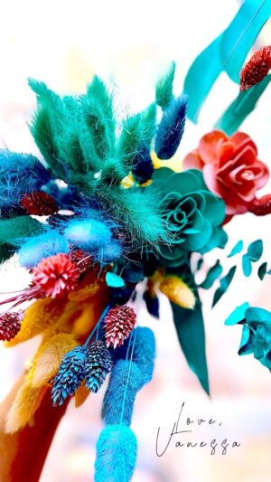 Vanessa Evigan Instagram - Dried summer florals! 
I love me a fun spray paint project. 

What you need:
• dried flowers
• 4 cans of spray paint
• gloves
• painters tarp or old sheet
• vase
• old canister 
• GLOVES