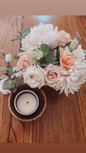 Vanessa Evigan Instagram - Making flower arrangements brings be so much joy, especially when I get to make them for a special evening celebrating my love bug @milesadcox a man who deserves to be covered in flowers every day! I could LIVE inside Import Flowers. Oh my GOSH every trip there is like what I imagine Disneyland must feel like for a kid. It’s my happy place being surrounded by beautiful flowers. Nature.

#florals #flowers #flowerarrangement