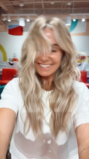 Vanessa Evigan Instagram - If you know me you know me 😭Never felt more happy with my hair as I do today! 🙏🏻🙏🏻🙏🏻 @leahhofffhair  you unicorn colorful fairy hair doctor artist goddess…..thank you…. I love you…. Good night