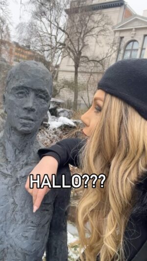 Vanessa van Cartier Instagram - #park #cold #winter #snow #name #street #joke #whatsyourname #blonde #comedy #statue #entertainment #explore #fypシ #viral