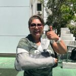 Vanessa Daroch Instagram - Acá estoy, brazo fracturado pero agradeciendo infinitamente toooooodos sus saludos por mi Cumpleaños. Ya son 47 y seguimos sumando. Gracias Gracias Gracias!!! También toda mi energía para mi gente de la V región…se que renacerán como el ave Fénix porque tienen la fuerza de un universo entero, los adoro con el Alma!!! (Ya hice llegar mi ayuda de forma anónima, se necesita mucho más así que si pueden donar, no lo duden un segundo por favor)❤️❤️❤️❤️❤️🕊️ Un abrazo a todos quienes perdieron un ser querido o un animalito parte de su familia, cuentan conmigo para lo que necesiten 😇
