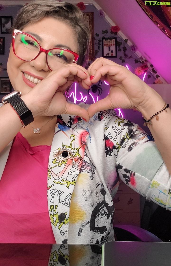 Vanessa Daroch Instagram - Tercer Ojo Capítulo 12 Bienvenidos a mi programa "Tercer Ojo" un lugar donde podré aconsejarte y resolver todas tus dudas amorosas, de familia, etc., te doy los mejores tips para enfrentar la vida de mejor manera, rituales para la abundancia, y lo que necesites estaré aquí para ti. ¡No olvides hacer todas tus consultas en los comentarios, intentaré leerlas todas! y muy importante, no te pierdas "Tercer Ojo" EN VIVO, todos los Miércoles y Viernes a las 21:00 hrs. 👇👇👇👇👇👇👇👇👇👇👇👇👇👇👇👇 ¡Suscríbete a mi canal de YouTube https://youtube.com/@EllosEstanAquiVaneDaroch?si=R6J13x0EFVb56ehd ✨️✨️✨️✨️Si necesitas una hora de Tarot o Canalización con un fallecido escríbeme y pide tu hora a Contacto.vdaroch@gmail.com (único medio por el que agendo pacientes)✨️✨️✨️✨️ 💜Cuéntame tu historia de Amor, Paranormal o lo que necesites a contacto.tercerojolive@gmail.com 💜Si quieres ser Auspiciador y donar regalitos de tu marca o emprendiendo y tener mas seguidores escribe a auspiciostercerojo@gmail.com 💜Sígueme en mi tiktok @vanedarochoficial para que conozcas mi Lado B y te rías un ratito 😊😊😊
