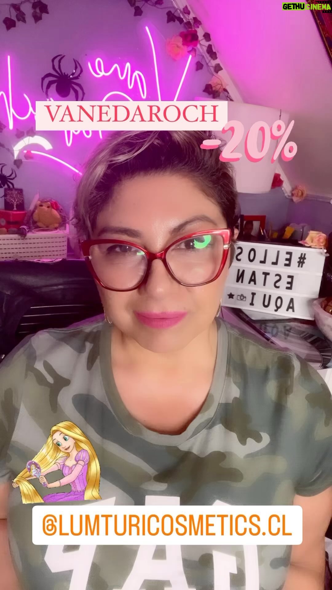 Vanessa Daroch Instagram - En @lumturicosmetics.cl …solo hasta el 31 de Diciembre, tendrás un descuento del 20% en tu compra más en envío Gratis a todo Chile escribiendo VANEDAROCH como Cupón de Descuento…aprovecha que se acaban. Literalmente Alimento para tu cabello, nutrición Máxima!!!❤️❤️❤️❤️