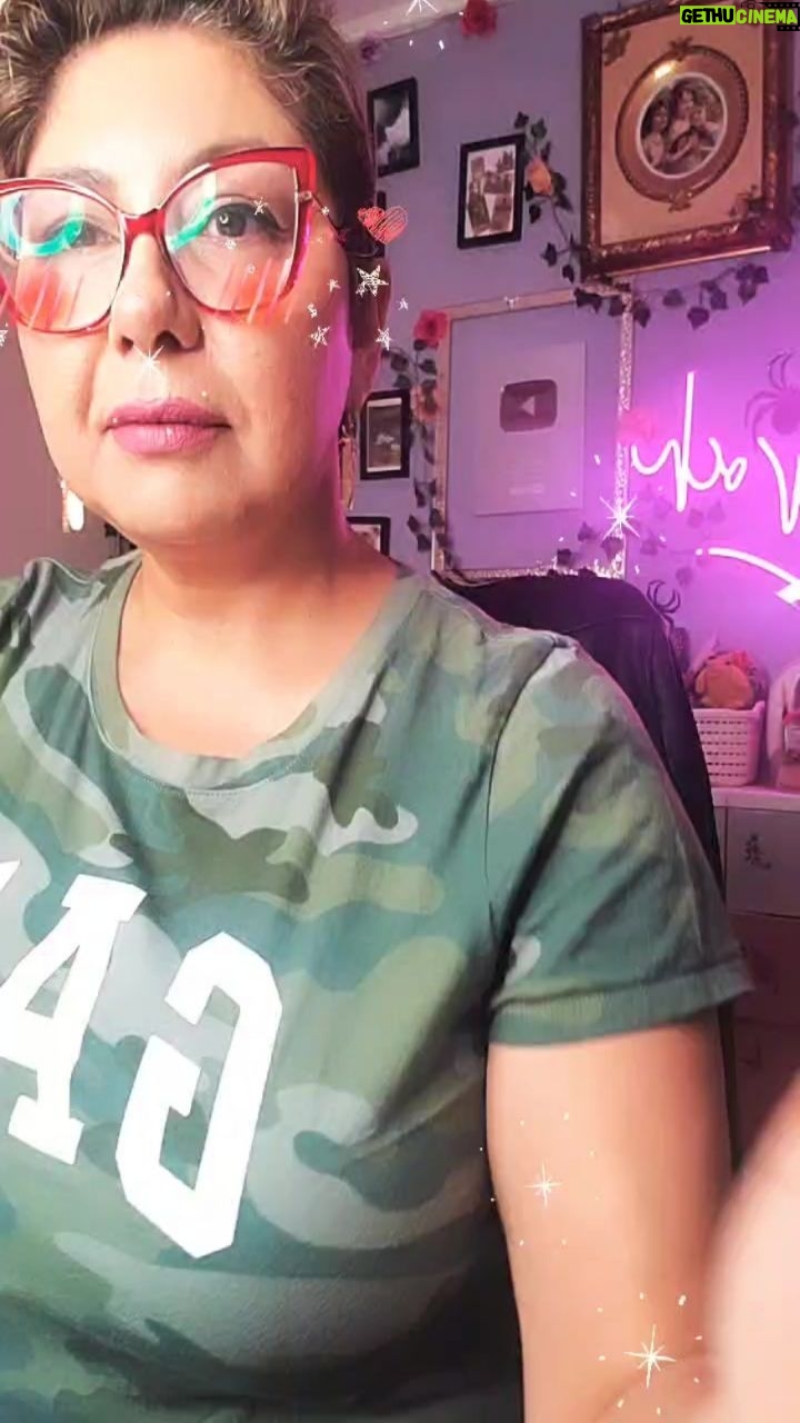 Vanessa Daroch Instagram - Tercer Ojo Capítulo 09 Bienvenidos a mi programa "Tercer Ojo" un lugar donde podré aconsejarte y resolver todas tus dudas amorosas, de familia, etc., te doy los mejores tips para enfrentar la vida de mejor manera, rituales para la abundancia, y lo que necesites estaré aquí para ti. ¡No olvides hacer todas tus consultas en los comentarios, intentaré leerlas todas! y muy importante, no te pierdas "Tercer Ojo" EN VIVO, todos los Miércoles y Viernes a las 21:00 hrs. @vidaluz.cl @zensorapia @vanessadaroch.cl @parrilladasdondelaureano @lumturicosmetics.cl @agua_befresh 👇👇👇👇👇👇👇👇👇👇👇👇👇👇👇👇 💜¡Suscríbete a mi canal de YouTube https://youtube.com/@EllosEstanAquiVaneDaroch?si=R6J13x0EFVb56ehd 💜Si necesitas una hora de Tarot o Canalización con un fallecido escríbeme y pide tu hora a Contacto.vdaroch@gmail.com (único medio por el que agendo pacientes) 💜Cuéntame tu historia de Amor, Paranormal o lo que necesites a contacto.tercerojolive@gmail.com 💜Si quieres ser Auspiciador y donar regalitos de tu marca o emprendiendo y tener mas seguidores escribe a auspiciostercerojo@gmail.com 💜Sígueme en mi tiktok @vanedarochoficial para que conozcas mi Lado B y te rías un ratito 😊😊😊