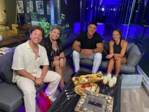 Vanessa Daroch Instagram - Este sábado se viene un capítulo con todo! 🎉🥳

Tendremos cuatro noches donde los invitados gozarán y se darán cuenta que tienen mucho en común. Nos acompaña @sammisreyes @vane_daroch @mesiasvega @paulipavic 

Capítulo estreno imperdible este sábado por @chilevision luego de @chvnoticias 🍽️🥂