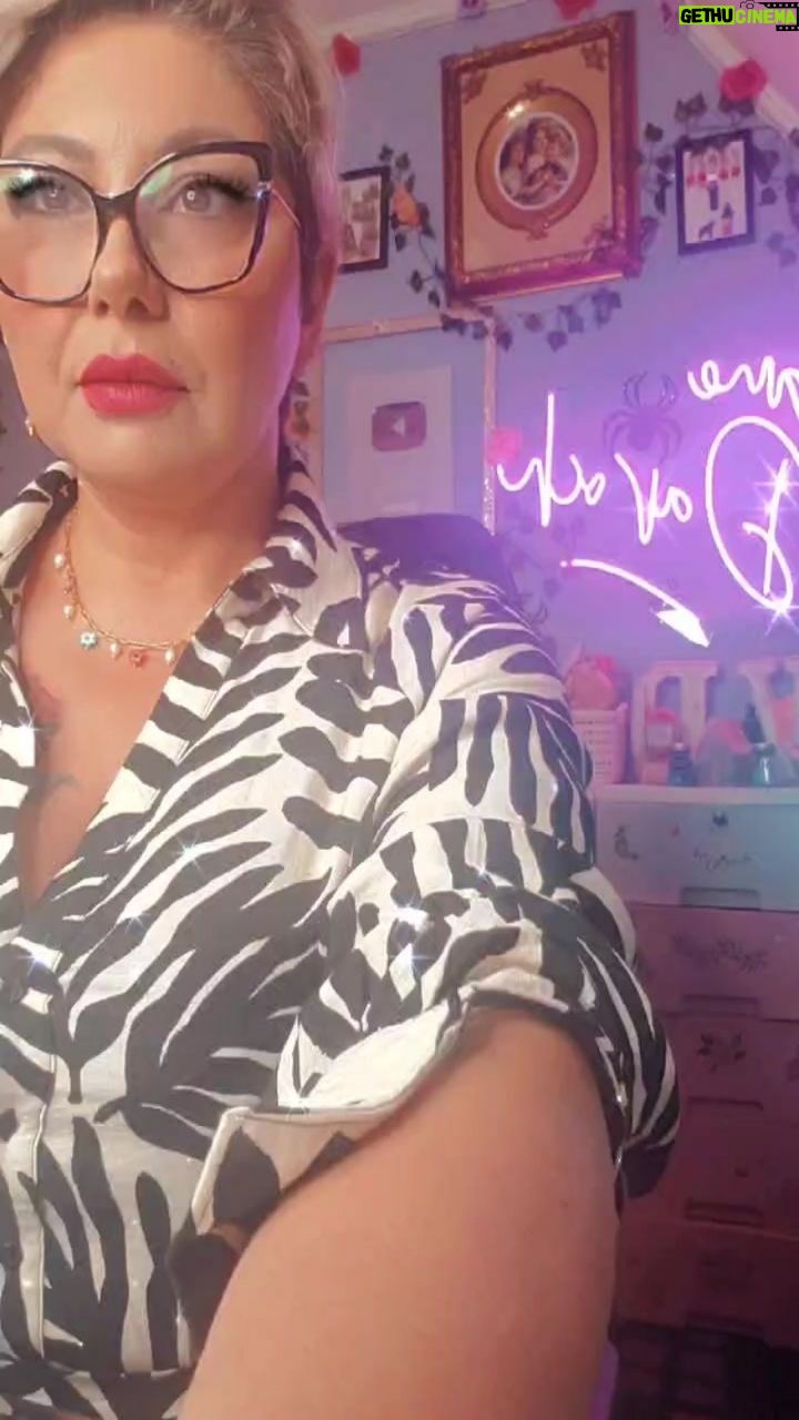 Vanessa Daroch Instagram - Tercer Ojo Capítulo 08 Bienvenidos a mi programa "Tercer Ojo" un lugar donde podré aconsejarte y resolver todas tus dudas amorosas, de familia, etc., te doy los mejores tips para enfrentar la vida de mejor manera, rituales para la abundancia, y lo que necesites estaré aquí para ti. ¡No olvides hacer todas tus consultas en los comentarios, intentaré leerlas todas! y muy importante, no te pierdas "Tercer Ojo" EN VIVO, todos los Miércoles y Viernes a las 21:00 hrs. 👇👇👇👇👇👇👇👇👇👇👇👇👇👇👇👇 ¡Suscríbete a mi canal de YouTube https://youtube.com/@EllosEstanAquiVaneDaroch?si=R6J13x0EFVb56ehd Si necesitas una hora de Tarot o Canalización con un fallecido escríbeme y pide tu hora a Contacto.vdaroch@gmail.com (único medio por el que agendo pacientes) Cuéntame tu historia de Amor, Paranormal o lo que necesites a contacto.tercerojolive@gmail.com Si quieres ser Auspiciador y donar regalitos de tu marca o emprendiendo y tener mas seguidores escribe a auspiciostercerojo@gmail.com Sígueme en mi tiktok @vanedarochoficial para que conozcas mi Lado B y te rías un ratito 😊😊😊