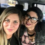 Vanessa Daroch Instagram – Mi Mejor Amiga..mi cómplice…compañera de mis locuras, karaokes, gym, recetas de cocina, compulsivas de ropa y rescate de perritos como nos decíamos. Mi Moma, Mi Butupurri, La mujer más hermosa y emprendedora eterna que conozco, aquella que lloraba cuando algo no le resultaba y en segundos se levantaba y ya tenía nuevas ideas, la que me enseñó a reírse de todo y con tutti, sin importar que el camino se hiciera más difícil a ratos.
Hoy un maldito accidente te alejó físicamente de mi lado y de tu familia, tus hijos, tu mamita, abuela, papá, hermanos y del Amor de tu vida. Se absolutamente que estás a mi lado mientras escribo esto, te siento. 
Ahora cuidarás de tu familia, de mi, de tus amigos y no dudo que tendrás el refugio para animalitos que tanto queríamos hacer…te fuiste físicamente pero de nuestro corazón jamás. Douglas, tu perrito regalón se fué a tu lado, para guiarte en este nuevo camino…porque Jamás te dejaría sola.
Acá seguiré estando siempre para lo que necesites, tus hijos tendrán siempre a su “TÍA VANE MOMA”, Hasta que a mí me toque partir y nos juntemos nuevamente Amiga Hermana, para seguir cantando, riendo, rescatando perritos que sufren, y contarte las locuras que siguieron pasándome…porque en cada una de esas historias.. también estarás tú. 
Te Adoro Moma!!!
Hasta Pronto mi Claudita 😭