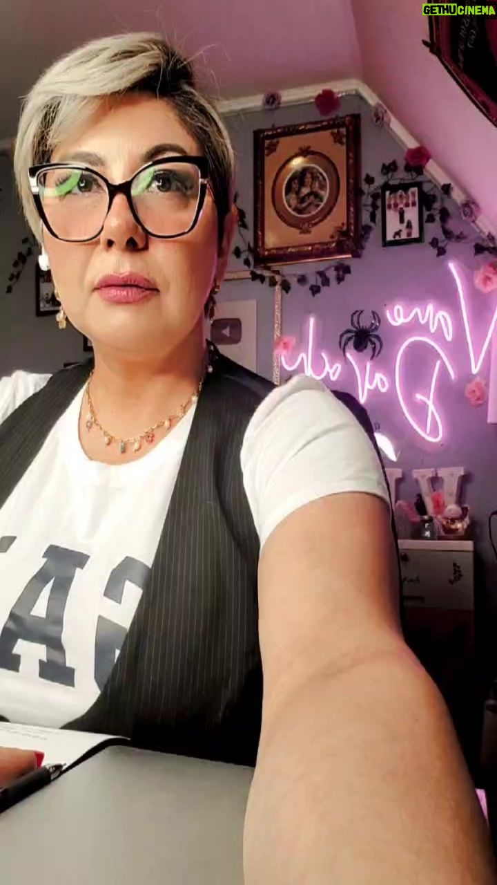 Vanessa Daroch Instagram - Tercer Ojo Capítulo 06 💜💗🩷💖💝❤️💜💕 Bienvenidos a mi nuevo programa "Tercer Ojo" un lugar donde podré aconsejarte y resolver todas tus dudas amorosas, de familia, etc., te doy los mejores tips para enfrentar la vida de mejor manera, rituales para la abundancia, y lo que necesites estaré aquí para ti. ¡No olvides hacer todas tus consultas en los comentarios, intentaré leerlas todas! y muy importante, no te pierdas "Tercer Ojo" EN VIVO, todos los miércoles y viernes a las 21:00 hrs. Sigue leyendo para más información 👇👇👇👇👇👇👇👇👇👇👇👇👇 ¡Suscríbete a mi canal de YouTube "Ellos Están Aquí " que es Gratis https://youtube.com/@EllosEstanAquiVaneDaroch?si=R6J13x0EFVb56ehd 🥰Para pedir tu hora de Tarot o Canalización escríbeme a Contacto.vdaroch@gmail.com 🥰Si quieres hacer aporte en dinero o ser auspiciador, escríbeme a auspiciostercerojo@gmail.com 🥰Cuentame tu historia paranormal o lo que necesites a contacto.tercerojolive@gmail.com