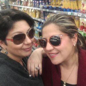 Vanessa Daroch Instagram - Mi Mejor Amiga..mi cómplice...compañera de mis locuras, karaokes, gym, recetas de cocina, compulsivas de ropa y rescate de perritos como nos decíamos. Mi Moma, Mi Butupurri, La mujer más hermosa y emprendedora eterna que conozco, aquella que lloraba cuando algo no le resultaba y en segundos se levantaba y ya tenía nuevas ideas, la que me enseñó a reírse de todo y con tutti, sin importar que el camino se hiciera más difícil a ratos.
Hoy un maldito accidente te alejó físicamente de mi lado y de tu familia, tus hijos, tu mamita, abuela, papá, hermanos y del Amor de tu vida. Se absolutamente que estás a mi lado mientras escribo esto, te siento. 
Ahora cuidarás de tu familia, de mi, de tus amigos y no dudo que tendrás el refugio para animalitos que tanto queríamos hacer...te fuiste físicamente pero de nuestro corazón jamás. Douglas, tu perrito regalón se fué a tu lado, para guiarte en este nuevo camino...porque Jamás te dejaría sola.
Acá seguiré estando siempre para lo que necesites, tus hijos tendrán siempre a su "TÍA VANE MOMA", Hasta que a mí me toque partir y nos juntemos nuevamente Amiga Hermana, para seguir cantando, riendo, rescatando perritos que sufren, y contarte las locuras que siguieron pasándome...porque en cada una de esas historias.. también estarás tú. 
Te Adoro Moma!!!
Hasta Pronto mi Claudita 😭