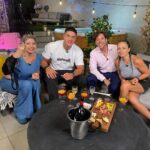 Vanessa Daroch Instagram – Ya comenzamos!!! 🥳

Una noche con grandes sorpresas e invitados @sammisreyes @vane_daroch @paulipavic @mesiasvega 🍽️🥂 ahora por @chilevision ⭐️